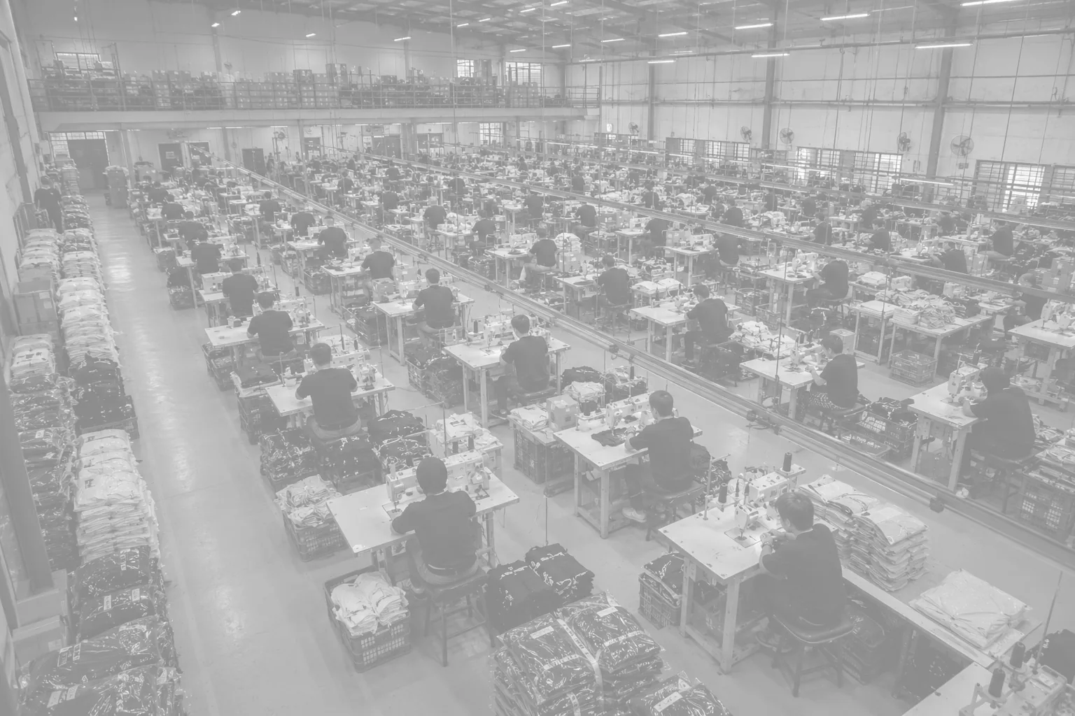Lantai produksi MOTIVE — deretan operator menjahit pesanan apparel